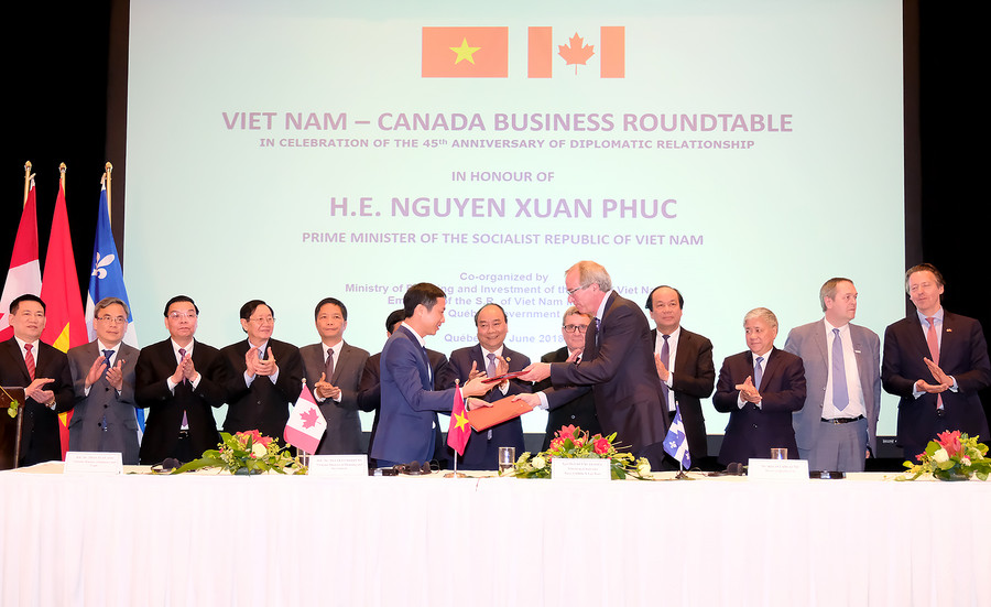 Thủ tướng chứng kiến hai bên trao các thỏa thuận hợp tác trong các lĩnh vực khoa học công nghệ, hàng không, giáo dục và đào tạo. Ảnh: VGP