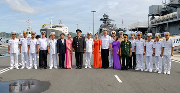 Các đại biểu chụp ảnh lưu niệm.