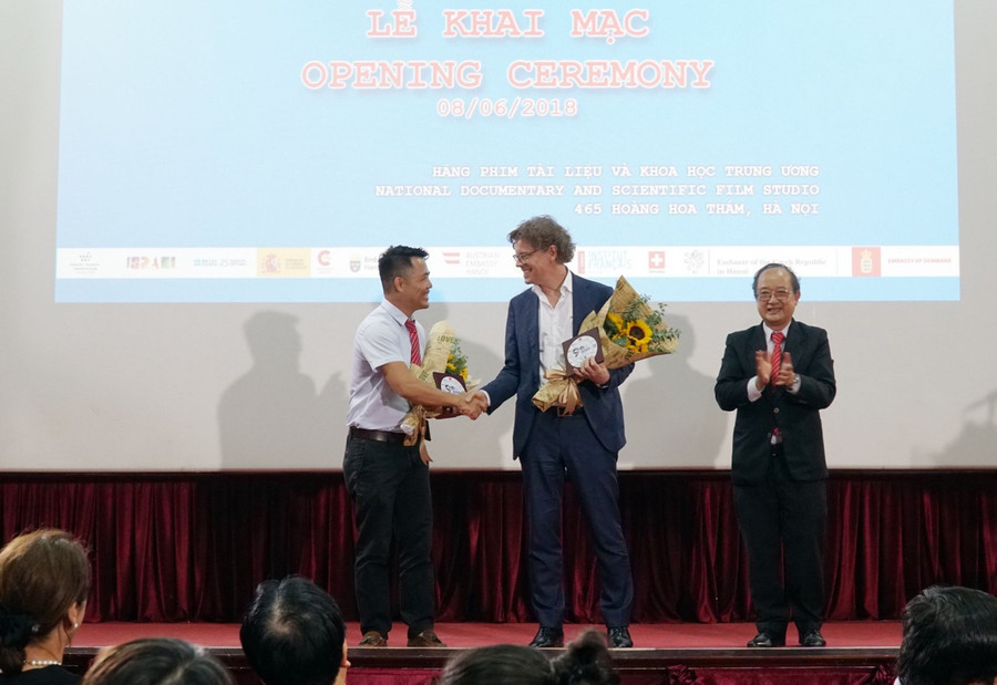 Nghệ sỹ ND Nguyễn Như Vũ trao kỉ niệm chương LHP cho hai đạo diễn có phim công chiếu tại lễ khai mạc LHP. Ảnh Dương Huy