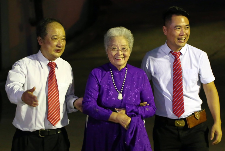 Đạo diễn Nguyễn Như Vũ – Đào Đức Thanh và bà Vi Nguyệt Hồ - vợ cố giáo sư Tôn Thất Tùng tại LHP. Ảnh Dương Huy