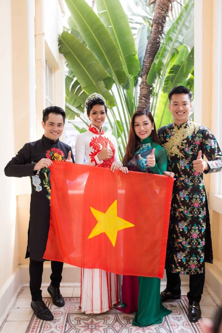 Hoa hậu gửi ngàn “Like” dành cho U23 Việt Nam trước trận chung kết. Hoa hậu gửi ngàn “Like” dành cho U23 Việt Nam trước trận chung kết.
