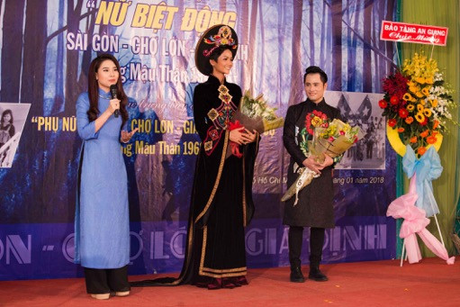 Hoa Hậu H’hen Niê tham gia chương trình "Nữ biệt động Sài Gòn – Chợ Lớn – Gia Định trong Mậu Thân" Hoa Hậu H’hen Niê tham gia chương trình "Nữ biệt động Sài Gòn – Chợ Lớn – Gia Định trong Mậu Thân"