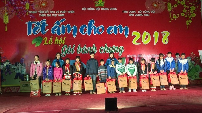 Ban tổ chức trao tặng các phần quà dành cho các em học sinh huyện Bình Liêu ảnh: QTV