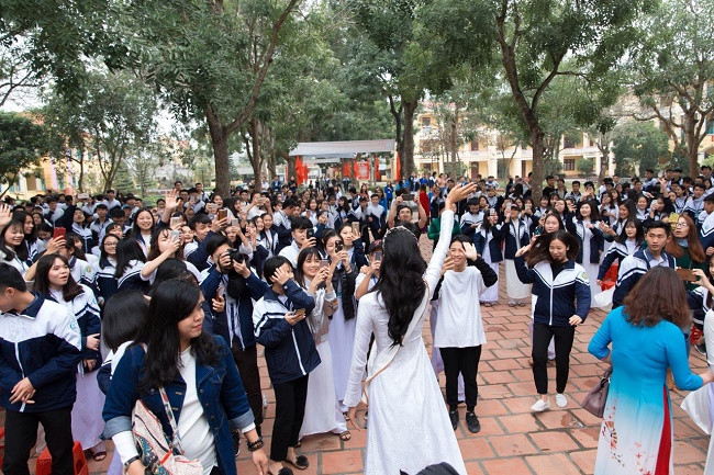 Á hậu Hoàng Thuỳ Tạm biệt trường xưa để bắt đầu những dự án cộng đồng của mình. Á hậu Hoàng Thuỳ Tạm biệt trường xưa để bắt đầu những dự án cộng đồng của mình.