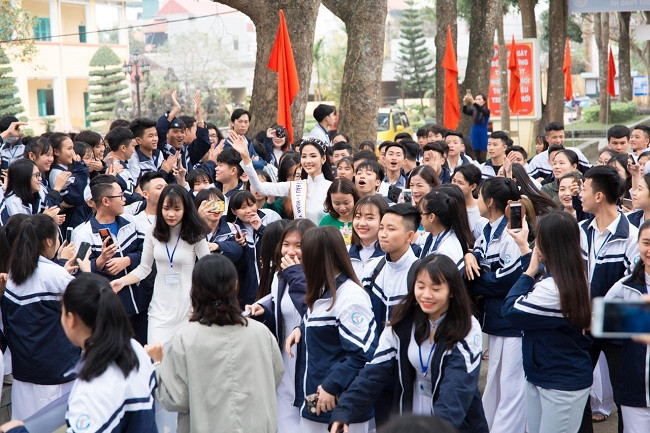 Á hậu 1 Hoàng Thuỳ trong vòng tay thầy cô và các em học sinh. Á hậu 1 Hoàng Thuỳ trong vòng tay thầy cô và các em học sinh.