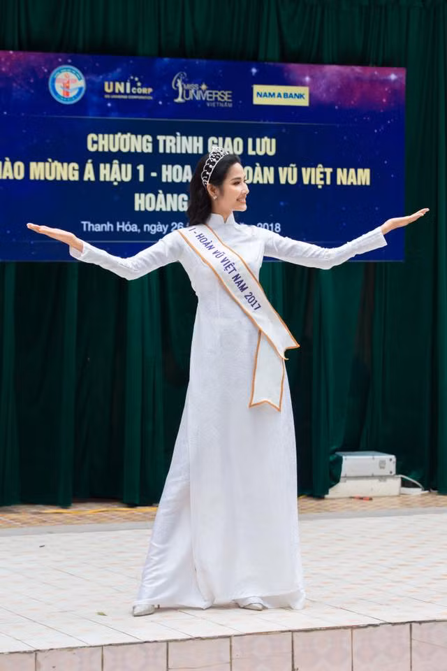 Bước đi trên sàn “Catwalk” mang tên Trường THPT Tĩnh Gia. Bước đi trên sàn “Catwalk” mang tên Trường THPT Tĩnh Gia.