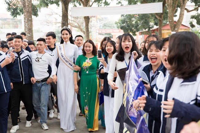 Á hậu 1 Hoàng Thuỳ trở về trường xưa trong vòng tay thầy cô và các em học sinh. Á hậu 1 Hoàng Thuỳ trở về trường xưa trong vòng tay thầy cô và các em học sinh.