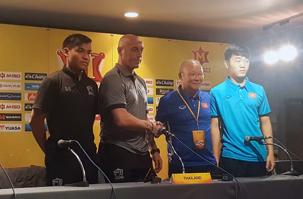 Họp báo sau trận thắng Thái Lan tại M150 Cup. Họp báo sau trận thắng Thái Lan tại M150 Cup.