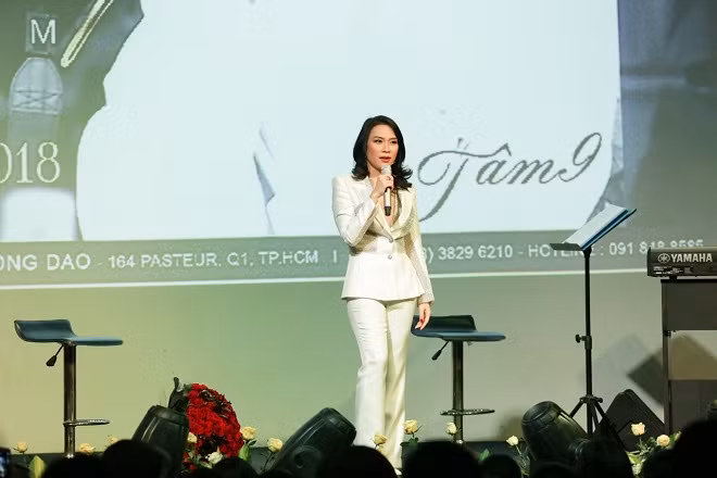 Gần 2 tháng Album “Tâm 9” làm mưa làm gió trên sân
khấu.