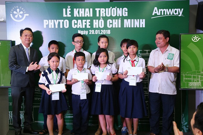 Ông Leo Boon Wang - Tổng Giám Đốc phụ trách tiểu vùng Việt Nam, Indonesia, và Philippines cùng Đại diện Hội khuyến học Quận Tân Bình trao tặng học bổng cho các em học sinh có hoàn cảnh khó khăn vươn lên trong học tập.