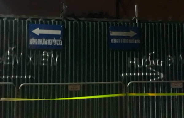 Đường dân sinh đã bị chặn, kèm theo tấmbiển chỉ dẫn người dân phải đi vòng qua dự án của HACINCO Đường dân sinh đã bị chặn, kèm theo tấmbiển chỉ dẫn người dân phải đi vòng qua dự án của HACINCO