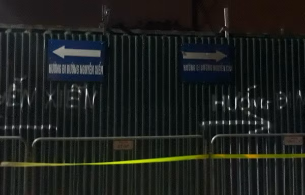 Đường dân sinh đã bị chặn, kèm theo tấmbiển chỉ dẫn người dân phải đi vòng qua dự án của HACINCO Đường dân sinh đã bị chặn, kèm theo tấmbiển chỉ dẫn người dân phải đi vòng qua dự án của HACINCO