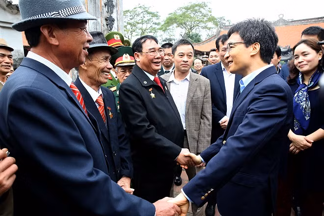 Phó Thủ tướng Vũ Đức Đam trò chuyện với người dân đi lễ Đền Trần. Ảnh: VGP