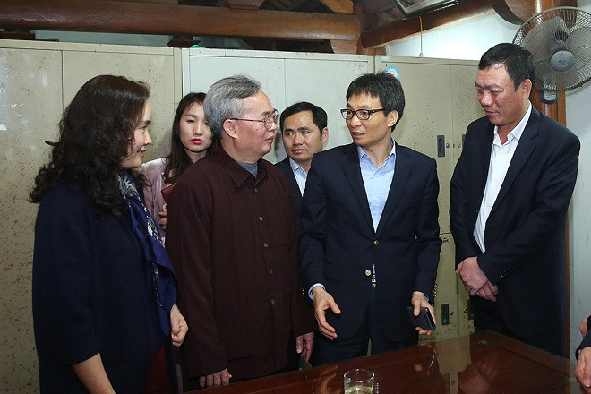 Phó Thủ tướng Vũ Đức Đam trao đổi với lãnh đạo tỉnh Nam Định, Bộ VHTT&DL, thủ từ Đền Trần. Ảnh: VGP