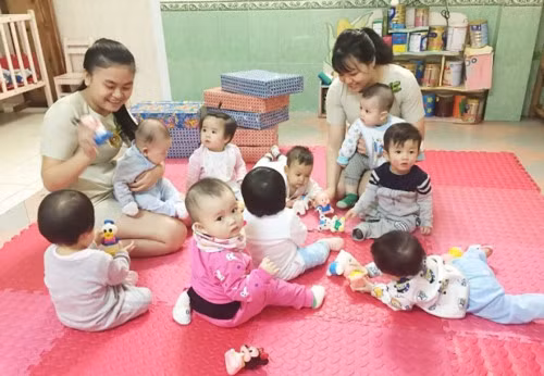 Một giờ học vận động của lớp 3 - 12 tháng tuổi tại Trường Mầm non