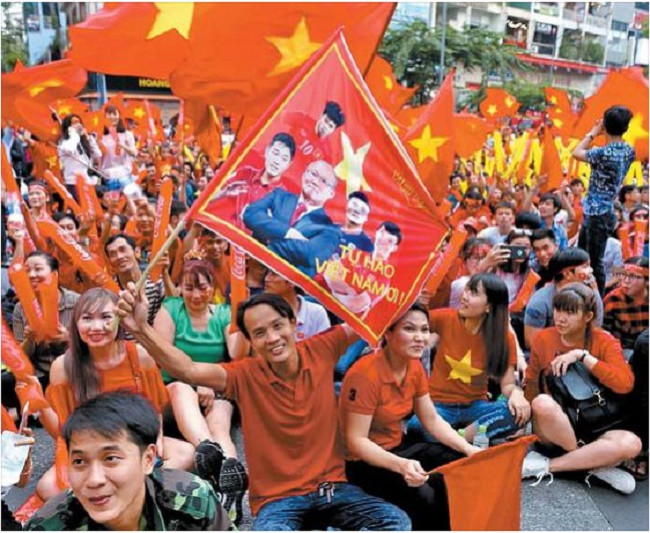 Chosun đăng tải hình ảnh cuồng nhiệt của bóng đá Việt Nam và tình yêu dành cho HLV Park Hang Seo Chosun đăng tải hình ảnh cuồng nhiệt của bóng đá Việt Nam và tình yêu dành cho HLV Park Hang Seo