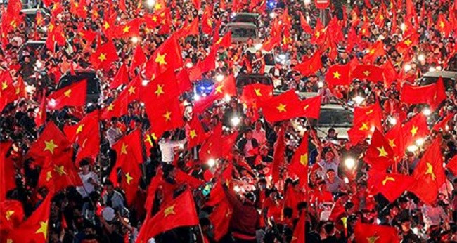 Chosun đăng tải hình ảnh cuồng nhiệt của người dân với bóng đá Việt Nam