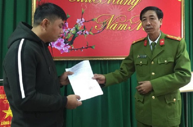 Cơ quan điều tra trao quyết định đình chỉ bị can cho con trai ông Sường. Ảnh theo Giadinh.net Cơ quan điều tra trao quyết định đình chỉ bị can cho con trai ông Sường. Ảnh theo Giadinh.net