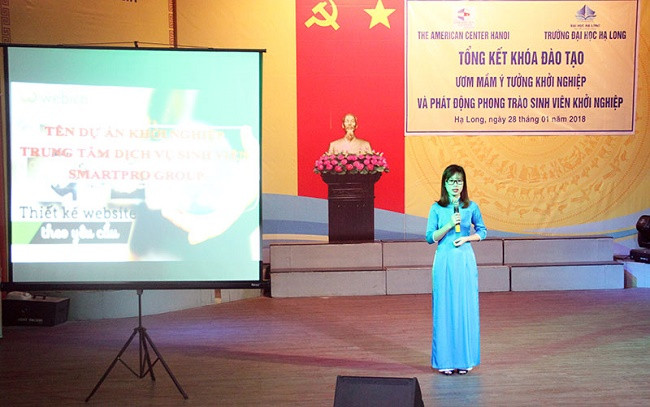 Đại diện nhóm sinh viên trường Đại học Hạ Long trình bày ý tưởng khởi nghiệp