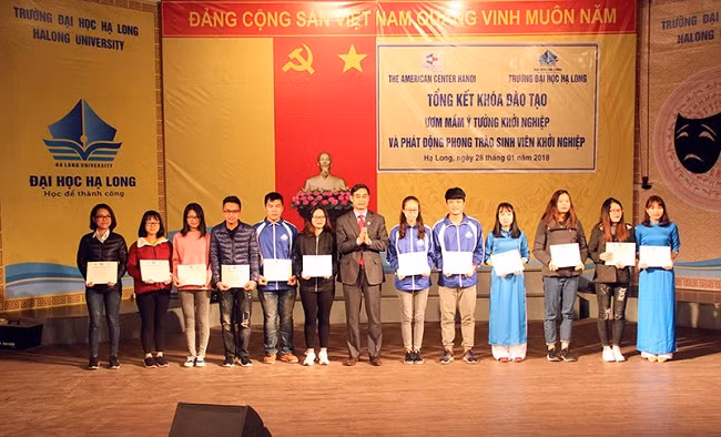 Các bạn sinh viên nhận giấy chứng nhận hoàn thành khóa đào tạo