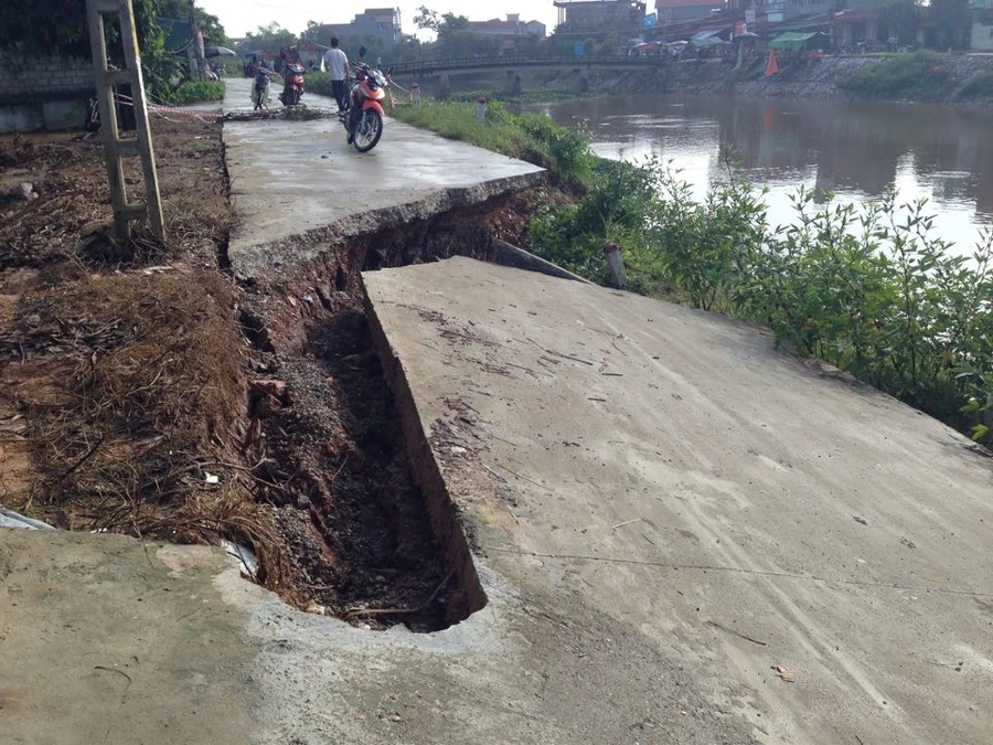 Hà Nội: Đường bê tông mới đưa vào sử dụng đã sụt lún