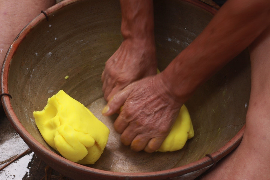Bột vào nhào nhuyễn nhiều lần để tránh không bị khô trước khi nặn. ảnh: Thu Hoài Bột vào nhào nhuyễn nhiều lần để tránh không bị khô trước khi nặn. ảnh: Thu Hoài