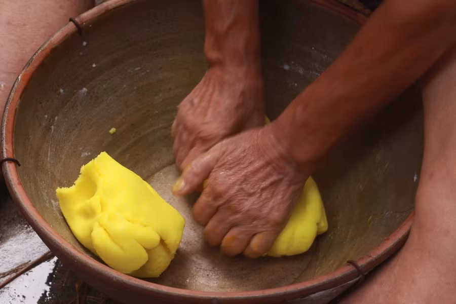 Bột vào nhào nhuyễn nhiều lần để tránh không bị khô trước khi nặn. ảnh: Thu Hoài