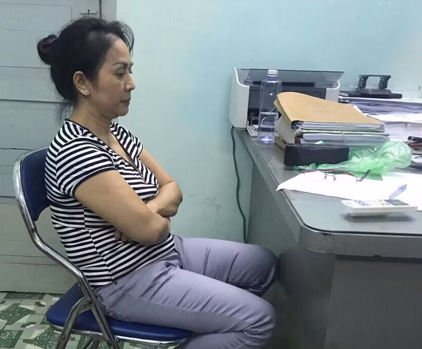 Đối tượng Trần Thị Minh Hằng tại cơ quan công an Đối tượng Trần Thị Minh Hằng tại cơ quan công an