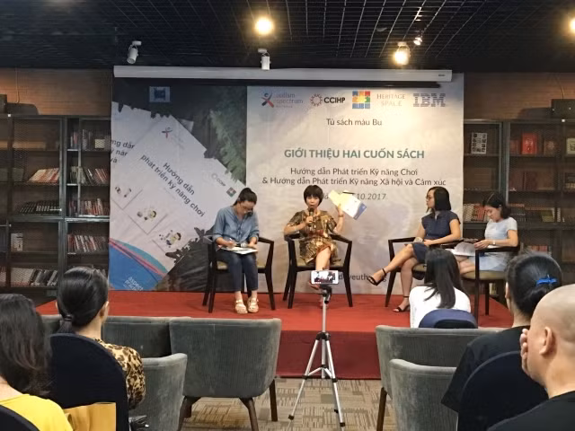 Nhóm biên soạn sách, nhà chuyên môn và phụ huynh có trẻ tự kỷ tham gia thảo luận.