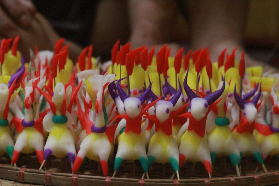 Những con tò he sau khi được hấp chín có độ bóng về dai nhất định. ảnh: Thu Hoài Những con tò he sau khi được hấp chín có độ bóng về dai nhất định. ảnh: Thu Hoài