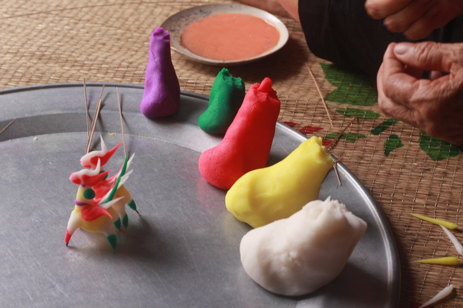 Để nặn đươc một con tò he phải mất từ 10-15 phút. ảnh: Thu Hoài Để nặn đươc một con tò he phải mất từ 10-15 phút. ảnh: Thu Hoài