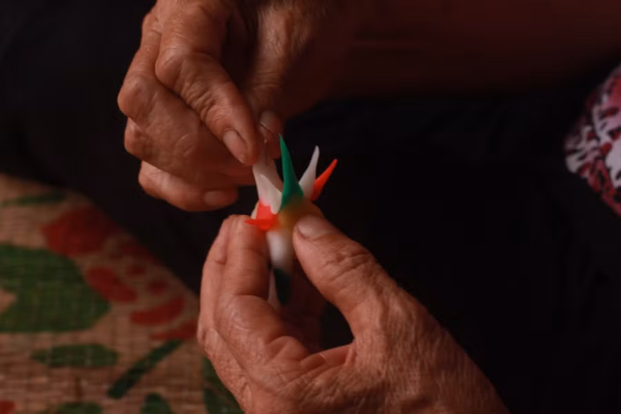 Những con tò he được tạo hình tỉ mỉ với nhiều màu sắc dưới đôi tay người nặn.ảnh: Thu Hoài