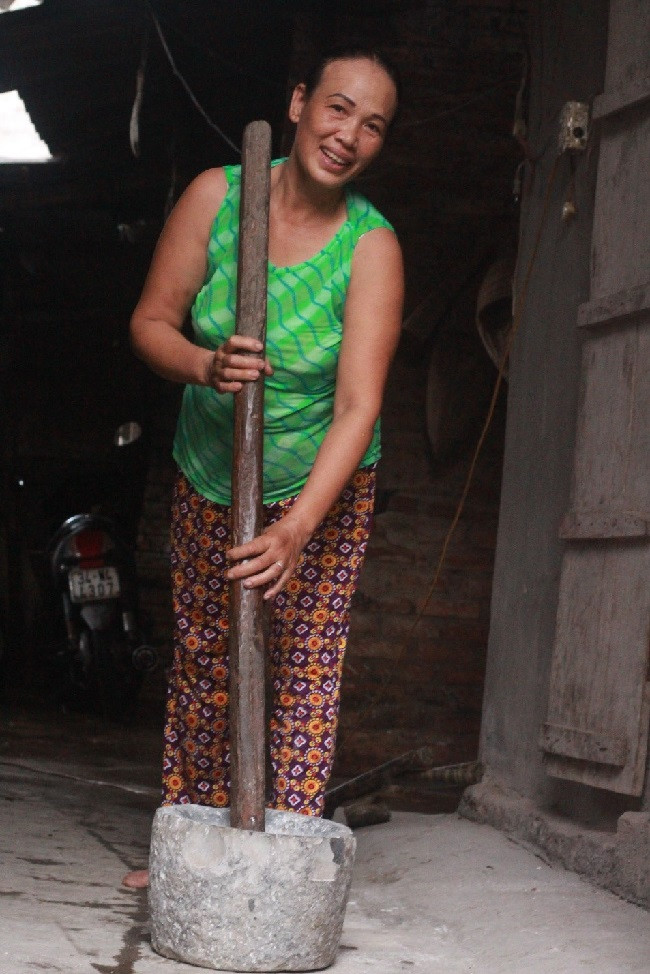 Gạo sau khi đã ngâm được đem đi giã thủ công và lọc nhiều lần. ảnh: Thu Hoài Gạo sau khi đã ngâm được đem đi giã thủ công và lọc nhiều lần. ảnh: Thu Hoài