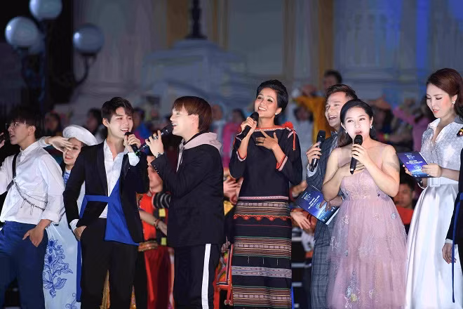 Hoa hậu H’Hen Niê tham gia biểu diễn trong chiến dịch Giờ Trái Đất Hoa hậu H’Hen Niê tham gia biểu diễn trong chiến dịch Giờ Trái Đất