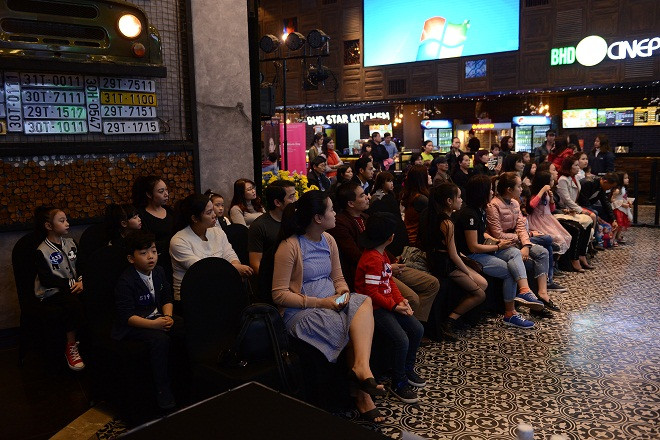 Có rất đông các bé được phụ huynh dẫn đến tham gia casting