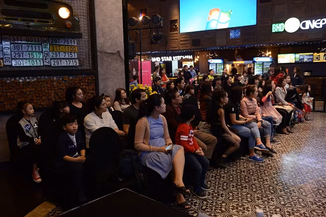 Có rất đông các bé được phụ huynh dẫn đến tham gia casting