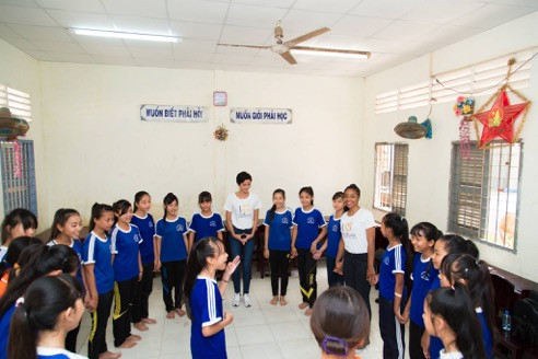 Hoa hậu H’Hen Niê, người đẹp Cẩm Tiên giao lưu, giải đáp thắc mắc của các em học sinh.