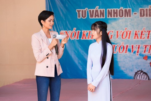 Hoa hậu đẹp rạng ngời trong trang phục giản dị, quần jeans, áo thun trắng tràn đầy năng lượng để truyền cảm hứng.