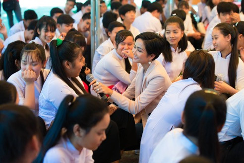 Hoa hậu rạng ngời trong trang phục giản dị nhưng tràn đầy năng lượng để truyền cảm hứng cho các em nữ sinh.