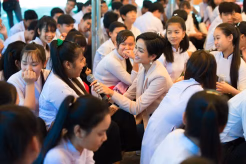 Hoa hậu rạng ngời trong trang phục giản dị nhưng tràn đầy năng lượng để truyền cảm hứng cho các em nữ sinh.