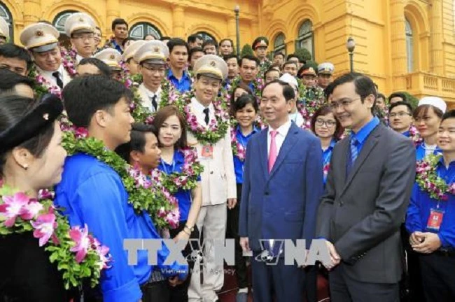 Chủ tịch nước Trần Đại Quang và đại diện cán bộ Đoàn xuất sắc tiêu biểu toàn quốc