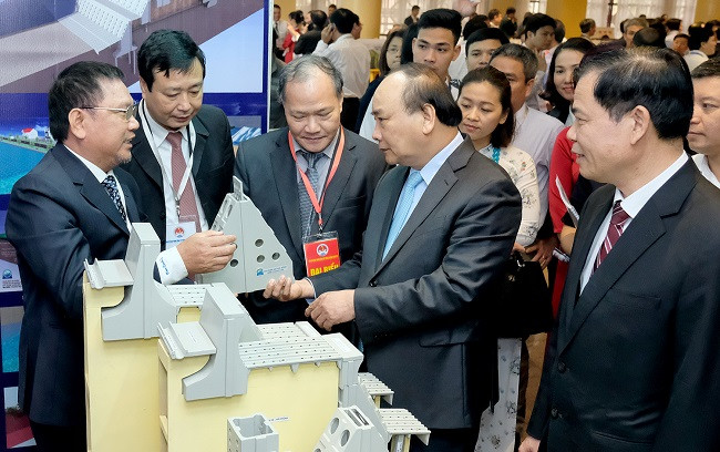 Thủ tướng đánh giá cao các nghiên cứu khoa học ứng dụng phòng chống thiên tai. Ảnh: VGP