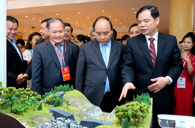 Thủ tướng thăm trưng bày phương án phòng chống lũ. Ảnh:VGP