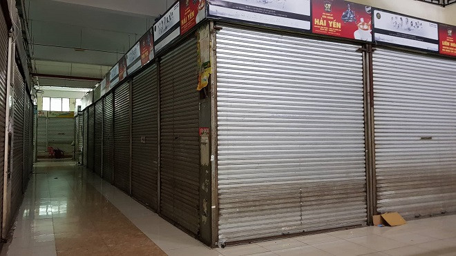 Các ki ốt cửa đóng kín, nguyên nhân là do các tiểu thương phản ánh mức thu phí vệ sinh của thành phố quá cao Các ki ốt cửa đóng kín, nguyên nhân là do các tiểu thương phản ánh mức thu phí vệ sinh của thành phố quá cao