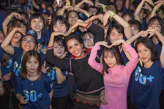 Hoa hậu H’Hen Niê rạng rỡ cùng các tình nguyện viên trong chiến dịch Giờ Trái Đất 2018 Hoa hậu H’Hen Niê rạng rỡ cùng các tình nguyện viên trong chiến dịch Giờ Trái Đất 2018