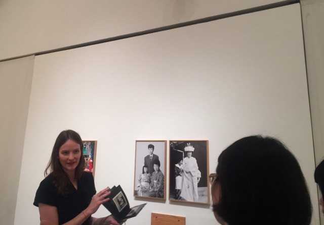 Nữ nhiếp ảnh gia Rebecca Sampson đang giới thiệu cho khán giả đến khám phá triển lãm.