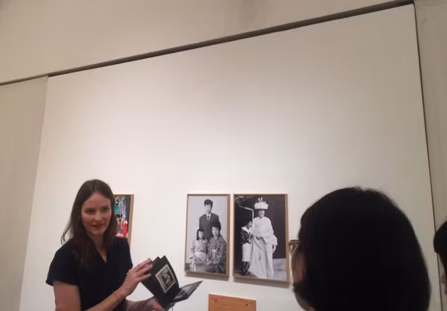 Nữ nhiếp ảnh gia Rebecca Sampson đang giới thiệu cho khán giả đến khám phá triển lãm.