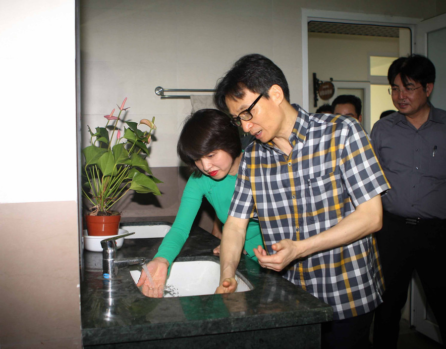 Phó Thủ tướng Vũ Đức Đam kiểm tra nhà vệ sinh của Trường Trung học cơ sở Thanh Xuân. Ảnh VGP Phó Thủ tướng Vũ Đức Đam kiểm tra nhà vệ sinh của Trường Trung học cơ sở Thanh Xuân. Ảnh VGP