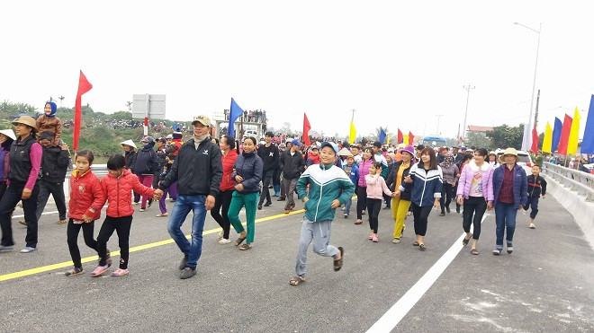 Người dân hai huyện Tiên Lãng, Vĩnh Bảo phấn khởi được đi trên hai cây cầu mới Người dân hai huyện Tiên Lãng, Vĩnh Bảo phấn khởi được đi trên hai cây cầu mới