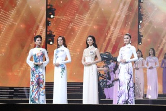 Các người đẹp duyên dáng trong trang phục áo dài truyền thống